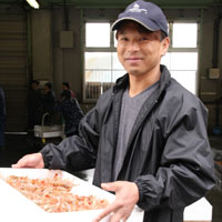 市場に出向き自分で素材を確かめる大将。